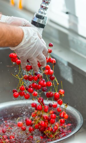 cerezas-rojas-lavandose-agua cerezas-rojas-lavandose-agua